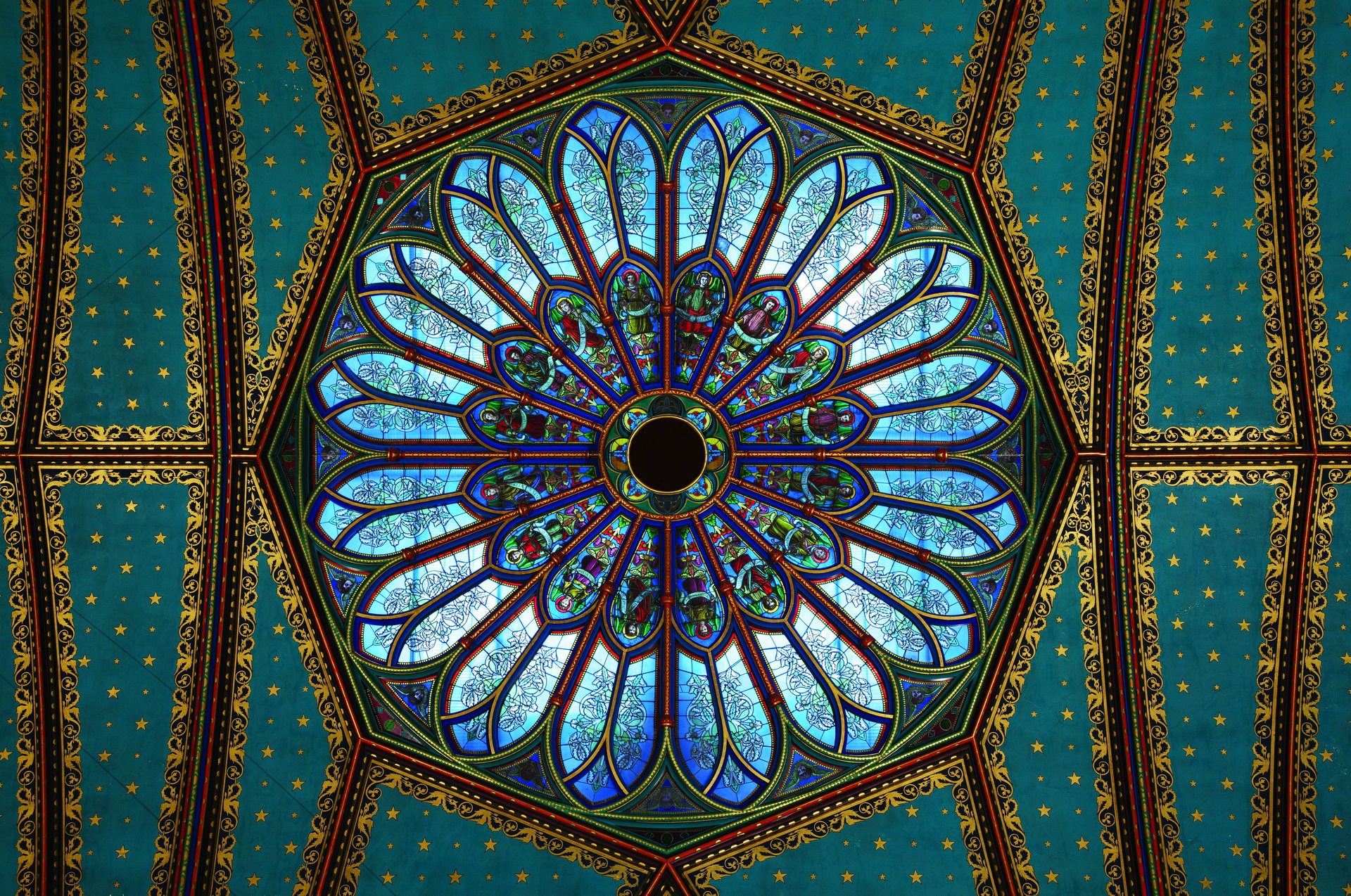 Le bleu de Notre-Dame : pourquoi cette teinte fascine 